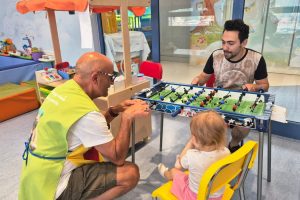BIMBA CON VOLONTARIO VARESE RIT.